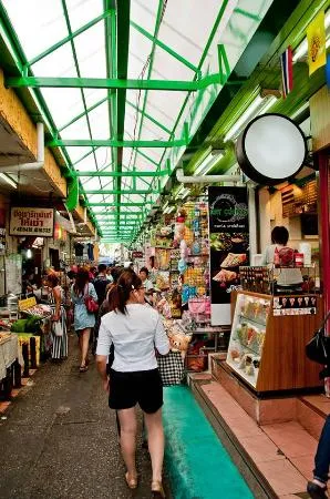 บางซอยของตลาดวังหลังมีร่มกันแดดกันฝนฉะนั้นหากคุณมาเดินช๊อปปิ้งที่นี่ คุณไม่จำเป็นต้องกังวลเรื่องฝนฟ้าอากาศเลย
