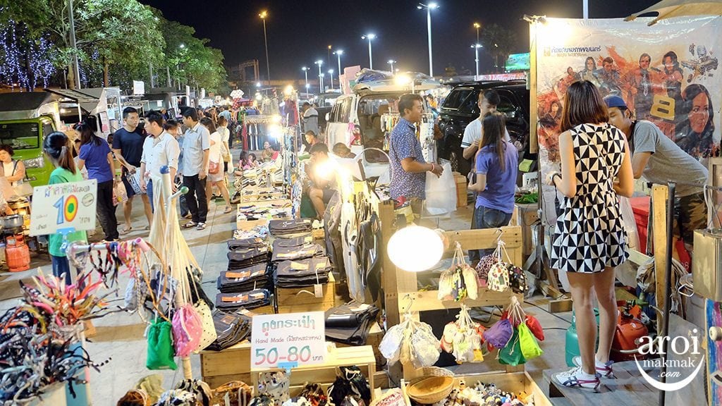 Huamum night market shops